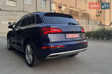 Внедорожник / Кроссовер Audi Q5 2018 в 
