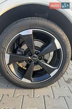 Позашляховик / Кросовер Audi Q5 2019 в 