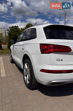 Внедорожник / Кроссовер Audi Q5 2018 в 