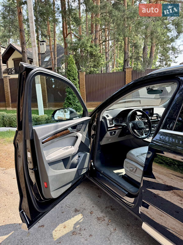 Позашляховик / Кросовер Audi Q5 2020 в 