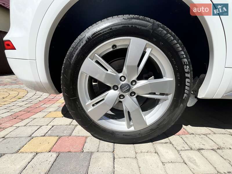 Позашляховик / Кросовер Audi Q5 2017 в Львові