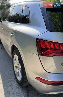Внедорожник / Кроссовер Audi Q5 2018 в 
