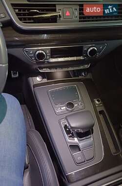 Внедорожник / Кроссовер Audi Q5 2018 в 