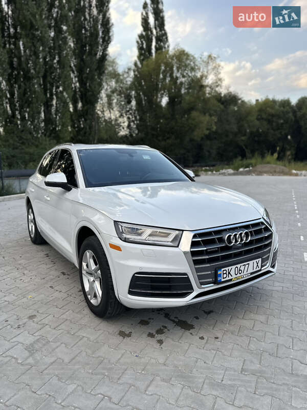 Внедорожник / Кроссовер Audi Q5 2018 в 