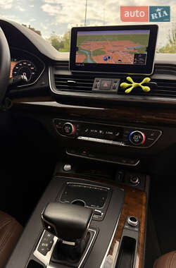 Внедорожник / Кроссовер Audi Q5 2017 в 