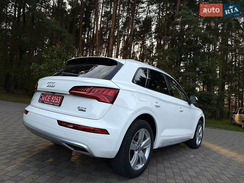 Внедорожник / Кроссовер Audi Q5 2017 в Новояворовске
