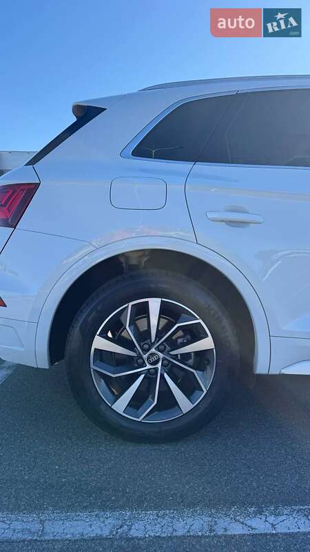 Внедорожник / Кроссовер Audi Q5 2021 в Киеве