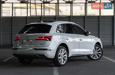 Позашляховик / Кросовер Audi Q5 2020 в 