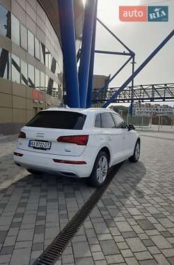 Внедорожник / Кроссовер Audi Q5 2017 в 