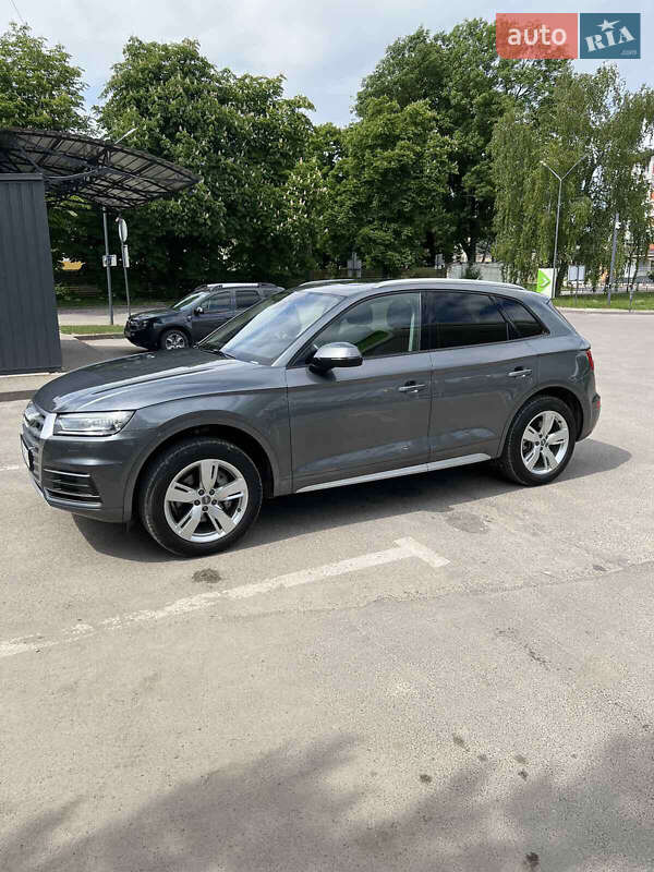 Внедорожник / Кроссовер Audi Q5 2017 в Гусятине