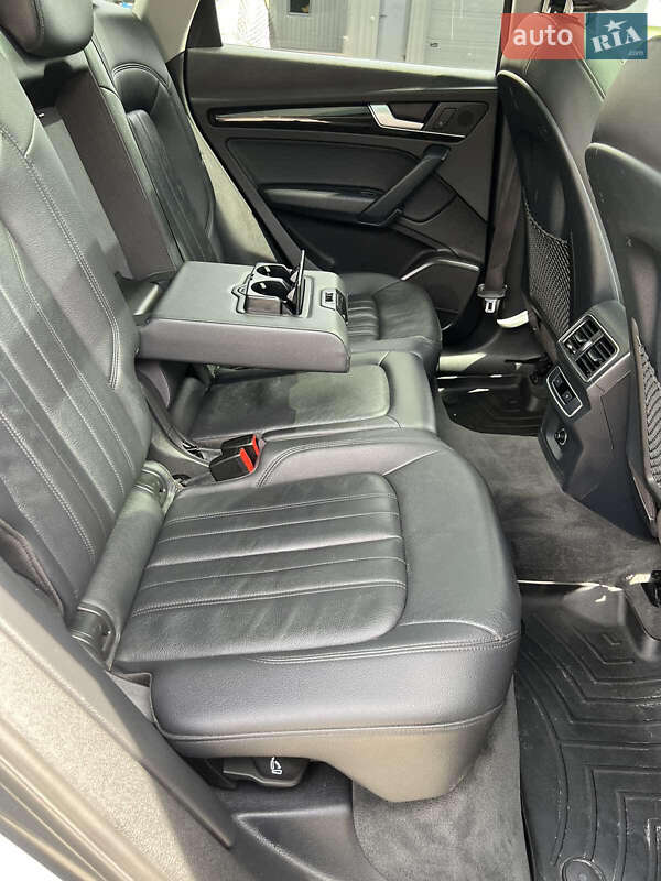 Внедорожник / Кроссовер Audi Q5 2017 в Гусятине