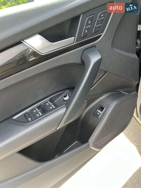 Внедорожник / Кроссовер Audi Q5 2017 в Гусятине