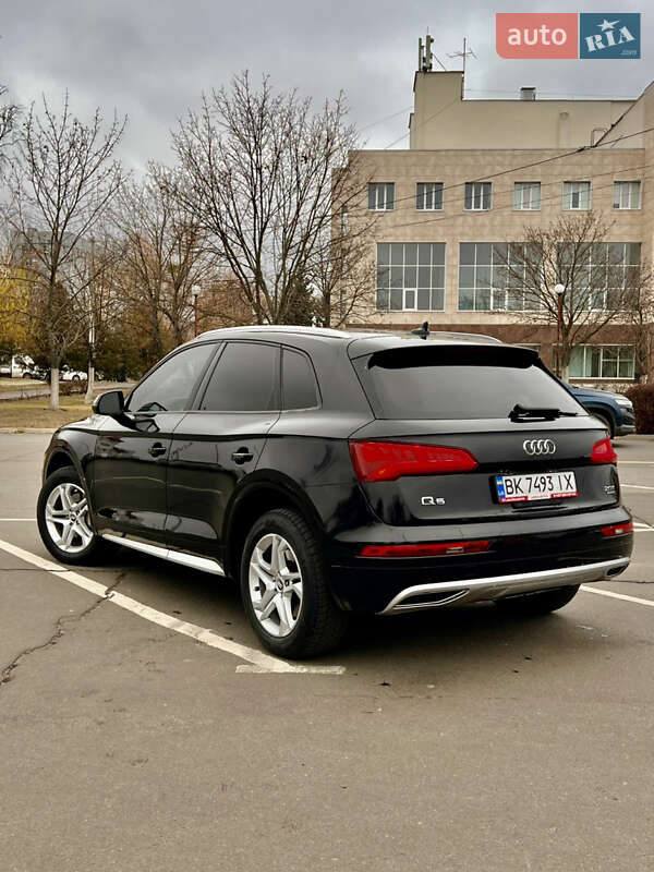 Внедорожник / Кроссовер Audi Q5 2017 в Остроге