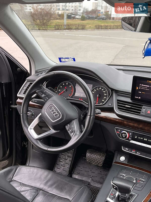 Внедорожник / Кроссовер Audi Q5 2017 в Остроге