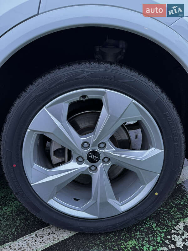 Внедорожник / Кроссовер Audi Q5 2021 в Киеве