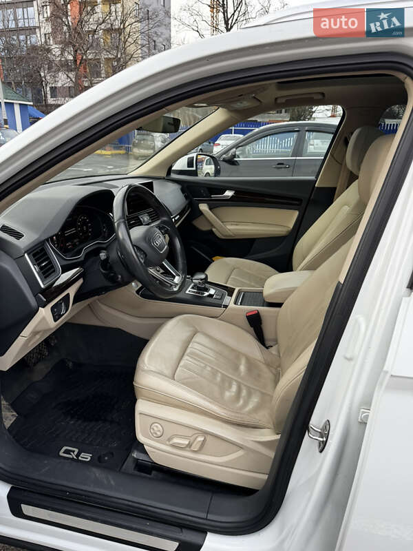 Позашляховик / Кросовер Audi Q5 2018 в Ужгороді