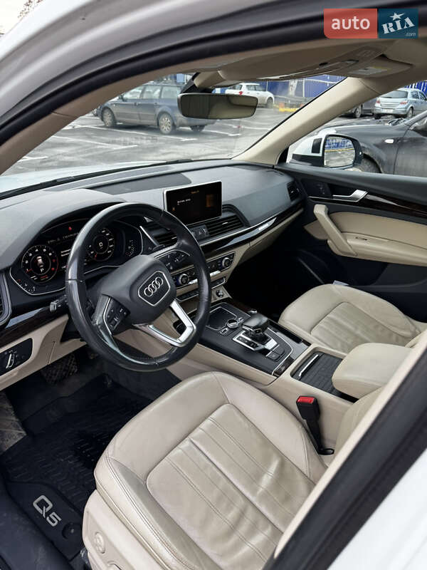 Позашляховик / Кросовер Audi Q5 2018 в Ужгороді