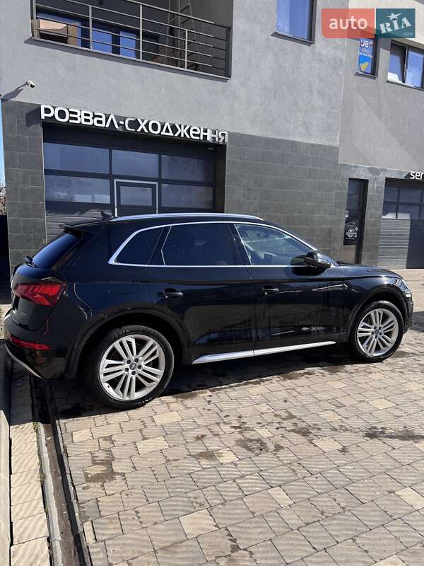 Позашляховик / Кросовер Audi Q5 2017 в Ужгороді