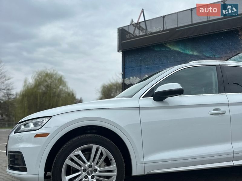 Позашляховик / Кросовер Audi Q5 2020 в Луцьку