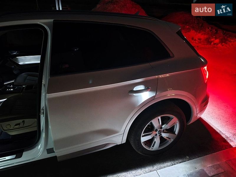 Внедорожник / Кроссовер Audi Q5 2017 в Рокитном
