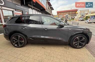 Позашляховик / Кросовер Audi Q6 e-tron 2024 в 