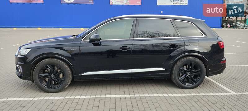 Позашляховик / Кросовер Audi Q7 e-tron 2016 в Шептицькому