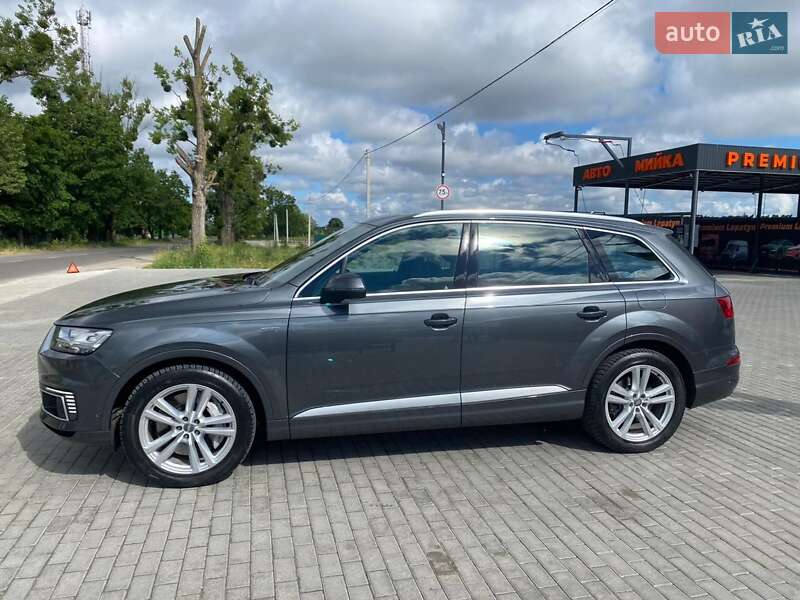 Минивэн Audi Q7 e-tron 2016 в Радехове
