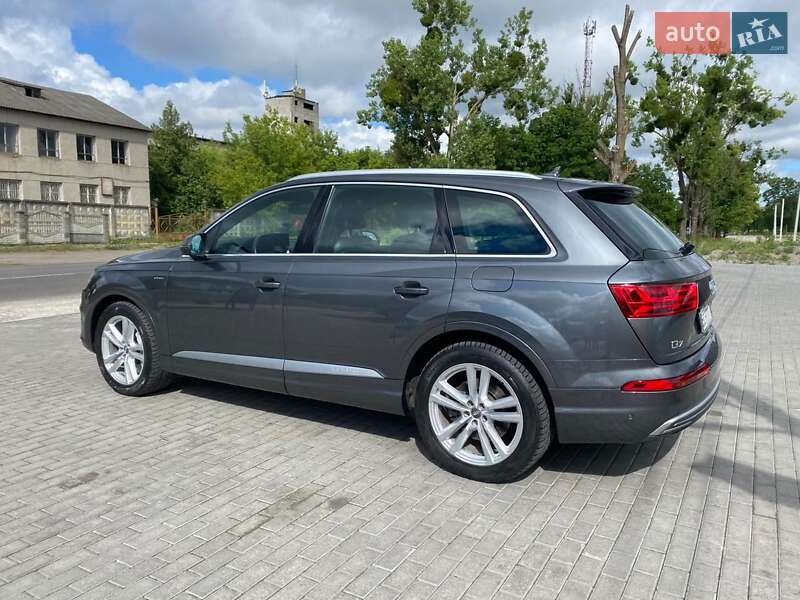 Минивэн Audi Q7 e-tron 2016 в Радехове