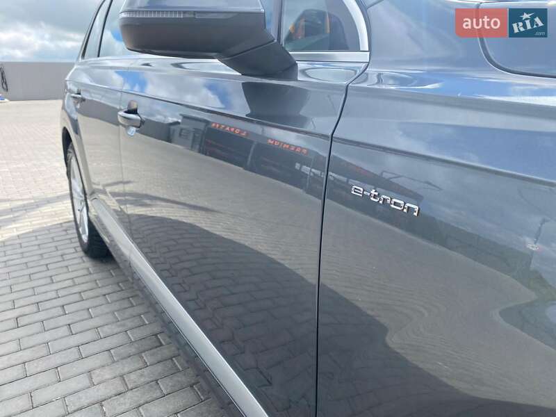 Минивэн Audi Q7 e-tron 2016 в Радехове