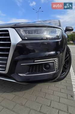 Позашляховик / Кросовер Audi Q7 e-tron 2016 в 