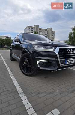 Позашляховик / Кросовер Audi Q7 e-tron 2016 в 