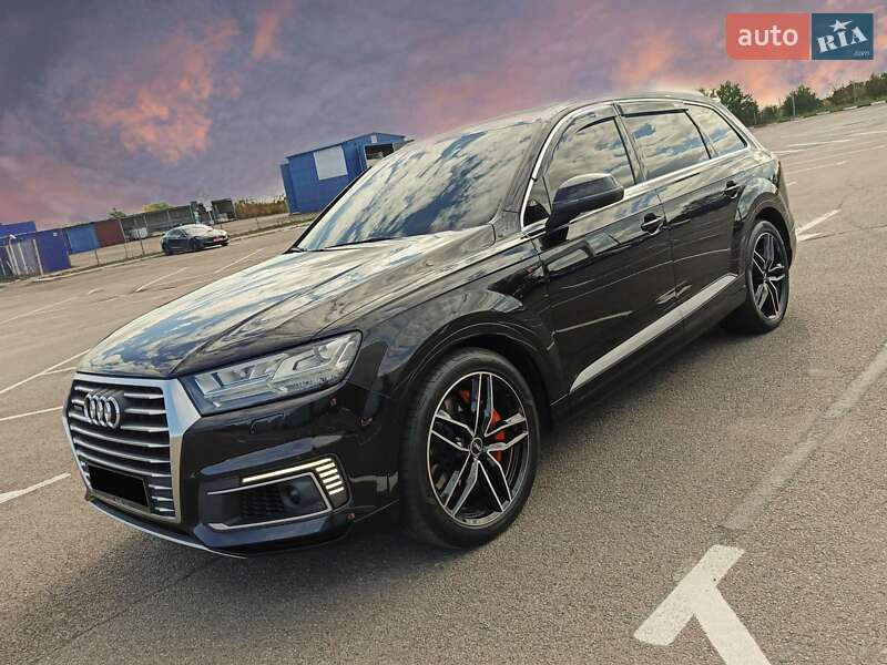 Позашляховик / Кросовер Audi Q7 e-tron 2016 в Рівному