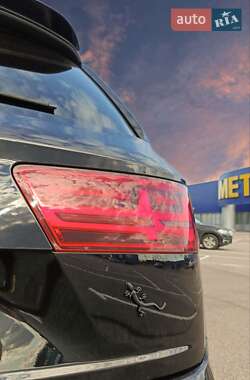 Внедорожник / Кроссовер Audi Q7 e-tron 2016 в 