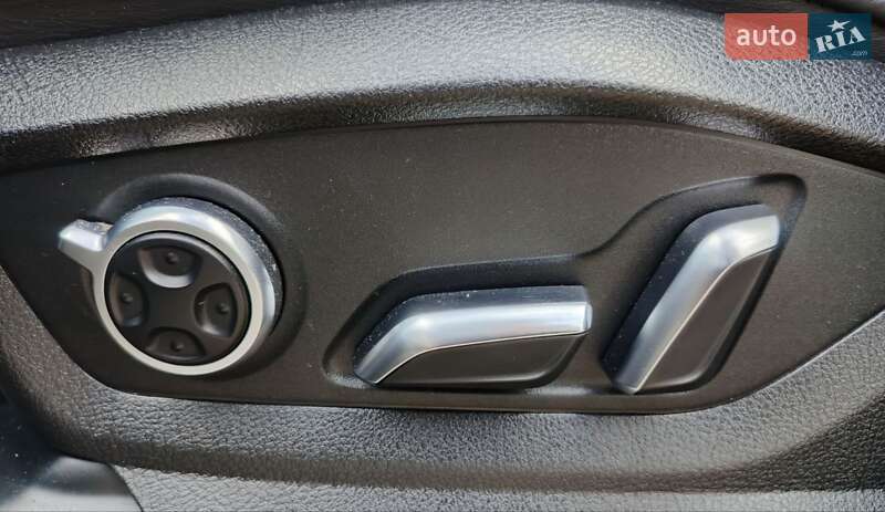 Позашляховик / Кросовер Audi Q7 e-tron 2016 в Рівному