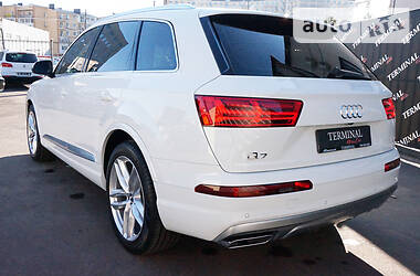 Позашляховик / Кросовер Audi Q7 2017 в 
