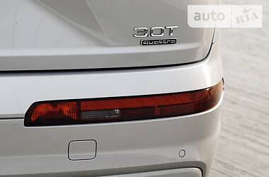 Позашляховик / Кросовер Audi Q7 2017 в 