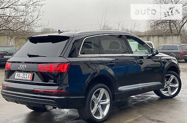 Внедорожник / Кроссовер Audi Q7 2016 в 