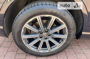 Внедорожник / Кроссовер Audi Q7 2017 в 