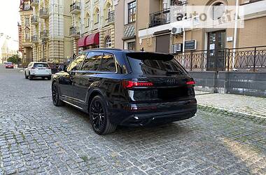 Позашляховик / Кросовер Audi Q7 2021 в 