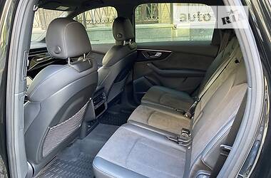 Позашляховик / Кросовер Audi Q7 2021 в 