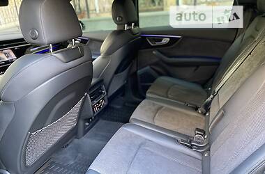 Позашляховик / Кросовер Audi Q7 2021 в 
