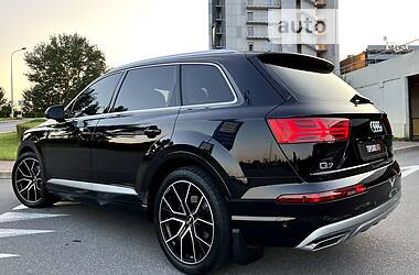 Позашляховик / Кросовер Audi Q7 2017 в 