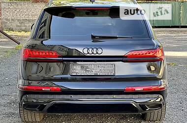 Позашляховик / Кросовер Audi Q7 2021 в 