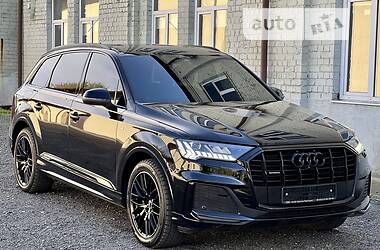 Позашляховик / Кросовер Audi Q7 2021 в 