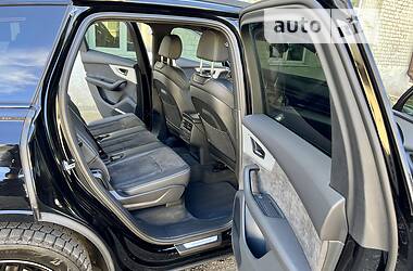 Позашляховик / Кросовер Audi Q7 2021 в 