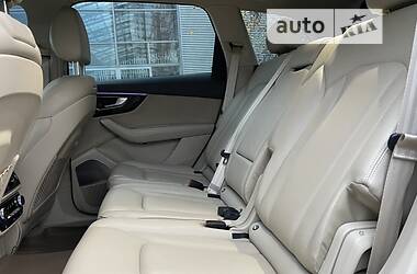 Внедорожник / Кроссовер Audi Q7 2016 в 