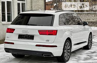 Внедорожник / Кроссовер Audi Q7 2016 в 