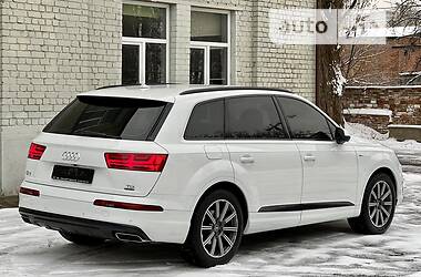 Внедорожник / Кроссовер Audi Q7 2016 в 