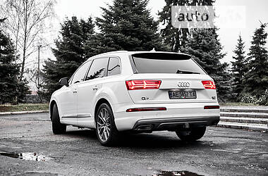 Внедорожник / Кроссовер Audi Q7 2015 в 