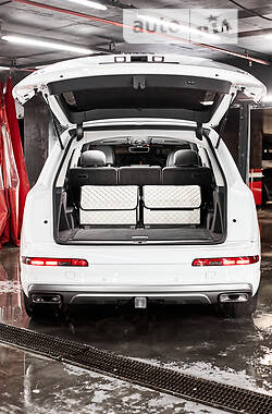 Внедорожник / Кроссовер Audi Q7 2015 в 